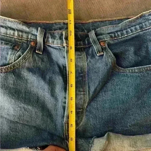 Levi’s 501 woman’s daisy duke style denim shorts size 30 - Picture 9 of 9